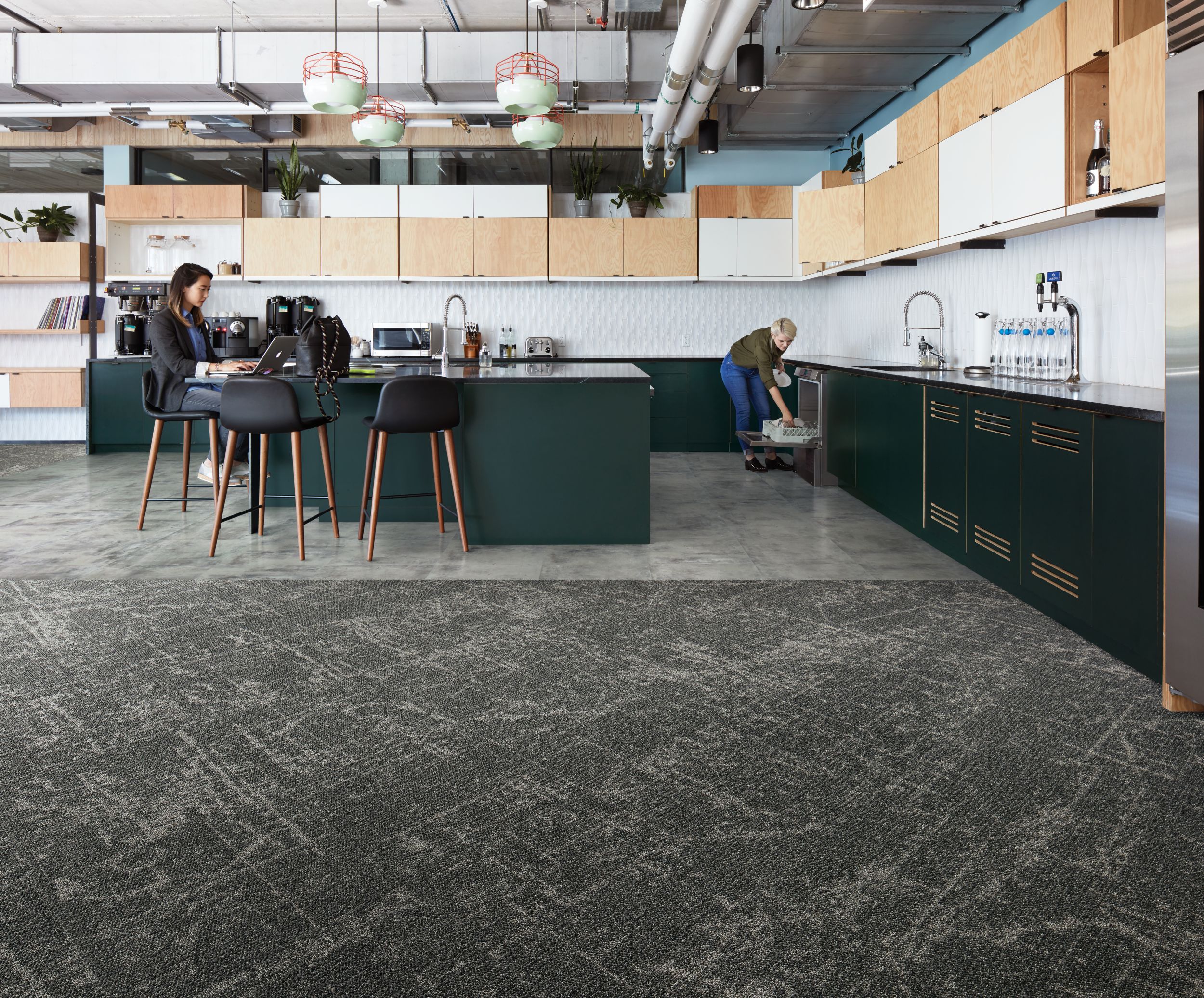 Interface Ice Breaker carpet tile and Textured Stones LVT in kitchen area with women lodaing dish washer and women working on computer numéro d’image 7
